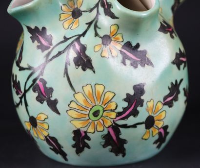 null DESVRES, Gabriel Fourmaintraux.

Bouquetière en porcelaine à décor floral sur...