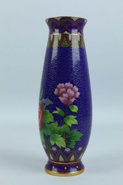 null CHINE, XXème siècle.

Vase de forme obus en cloisonné à décor de fleurs et nénuphars...
