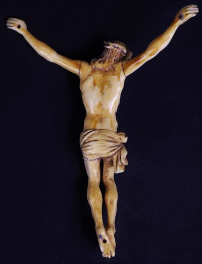 null Christ en ivoire sculpté.

XIXème siècle.

H_13 cm L_11 cm, environ