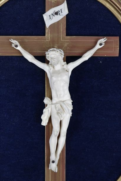 null Crucifix formé d'un christ en ivoire sculpté, sur une croix en bois doré.

Cadre...