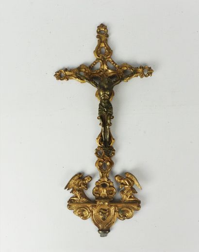 null Ensemble de sculptures religieuses comprenant : un crucifix en bronze doré et...