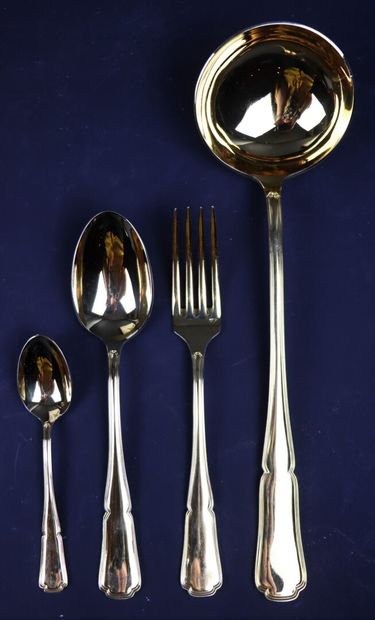 null Ménagère en métal doré comprenant douze fourchettes, onze cuillères à soupe,...