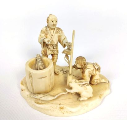 null JAPON, circa 1940.

Okimono en ivoire sculpté.

Représentant un paysan, un enfant...
