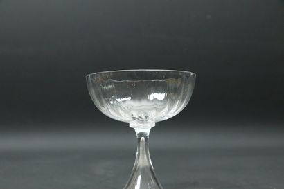 null Suite de six coupes à champagne en cristal à côtes.

Fin du XIXème siècle.

H_10,3...