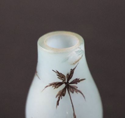 null Deux vases miniature en verre peint à décor orientaliste pour l'un et de maison...