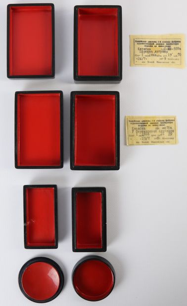 null Quatre boîtes en laque russe signées.

L_6.5 cm à 10 cm et D_6.2 cm.