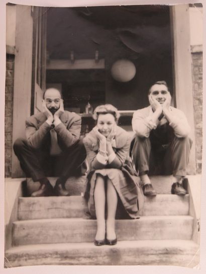 null Kicia LAFFON (1912).

Gottfried Honegger et deux amis assis sur des marches.

Photographie...