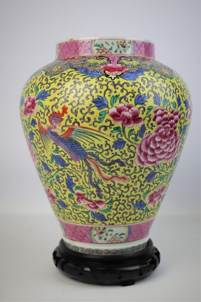null SAMSON.

Vase en porcelaine polychrome à décor de phénix et fleurs, sur fond...