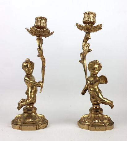 null Paire de flambeaux aux amours en bronze doré.

Style Louis XV.

H_28,5 cm et...