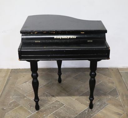 null Baby Grand Piano Grand Condor.

Piano à queue d'enfant en bois laqué noir.

H_49,5...