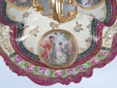 null PARIS.

Présentoir triple en porcelaine à décor de scènes néoclassiques, la...