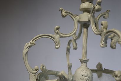 null Lanterne en bronze laqué blanc, et verre cintré.

Style Louis XV.

H_73 cm