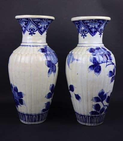 null JAPON.

Paire de vases en porcelaine à décor floral en camaïeu bleu.

Début...