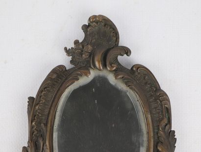 null Face-à-main en bronze, pouvant être suspendu.

Style Louis XV, vers 1900.

H_30...
