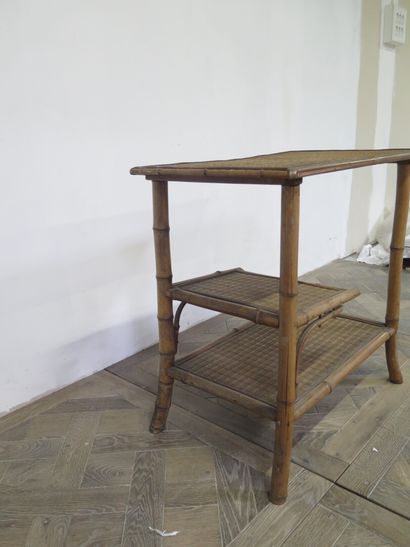 null Table à thé en bambou et plateaux de rotin tressé.

Vers 1900.

H_70,5 cm L_71...