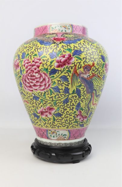 null SAMSON.

Vase en porcelaine polychrome à décor de phénix et fleurs, sur fond...