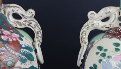 null JAPON, Satsuma.

Paire de vases en céramique à décor polychrome, vers 1920.

H_42...