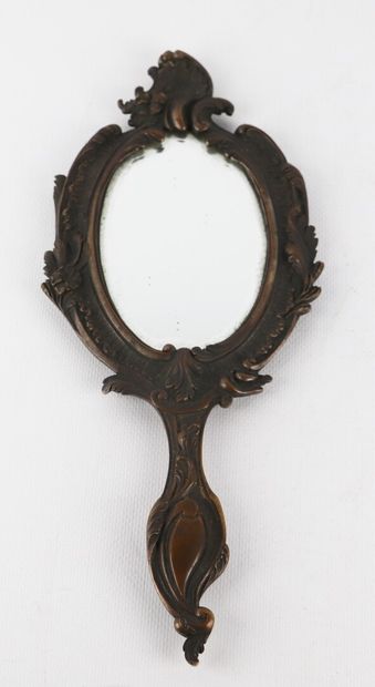 null Face-à-main en bronze, pouvant être suspendu.

Style Louis XV, vers 1900.

H_30...