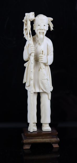null CHINE.

Sculpture en ivoire figurant un pécheur.

Vers 1920-1930.

H_20.5 cm,...