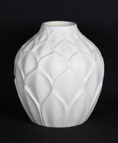 null SAINT CLEMENT.

Vase en céramique craquelée à décor de feuilles en relief.

H_15...