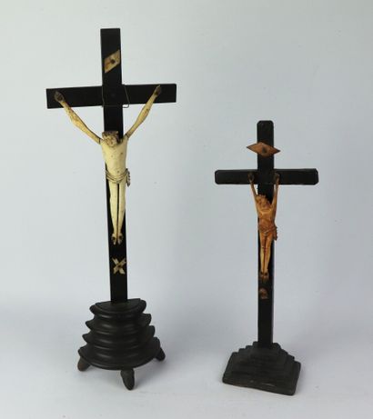 null Deux crucifix à poser en bois noirci et os.

XIXème siècle.

H_46 cm et 35 ...