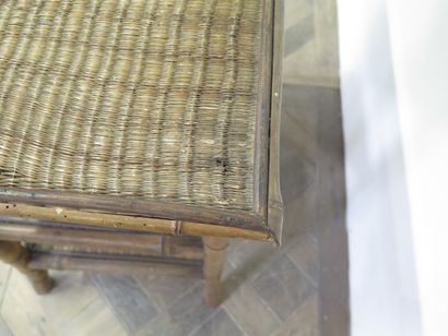 null Table à thé en bambou et plateaux de rotin tressé.

Vers 1900.

H_70,5 cm L_71...