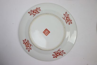 null ANGLETERRE, CHINE & SAMSON.

Ensemble de huit assiettes et un bol en porcelaine,...