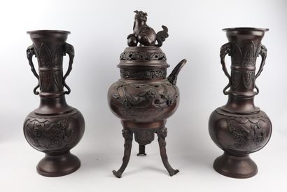null JAPON, période Meiji (1868-1912).

Garniture composée d'un brûle-parfum et d'une...