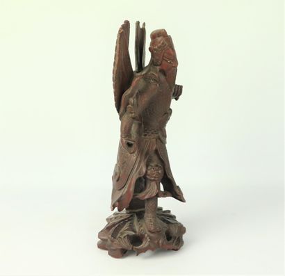 null CHINE.

Ensemble de trois statues en bois exotique sculpté, dont une incrustée...