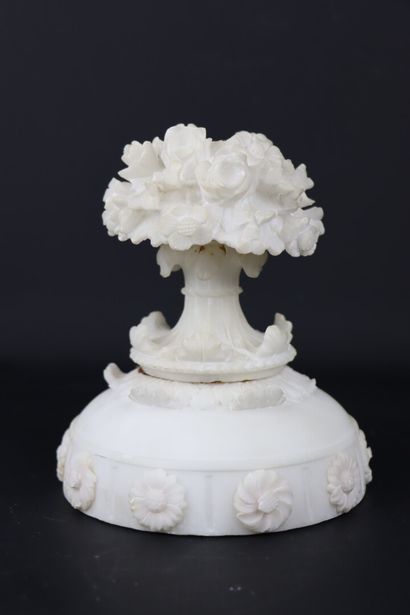 null Vase couvert formant lampe en albâtre sculpté, à décor de fleurs.

Le couvercle...