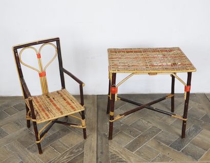 null Table et fauteuil d'enfant en bois et osier tressé.

Vers 1940.

H_50 cm L_49...