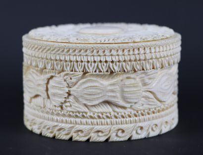 null CHINE, Canton.

Boîte couverte en ivoire sculpté à décor de frises végétales,...