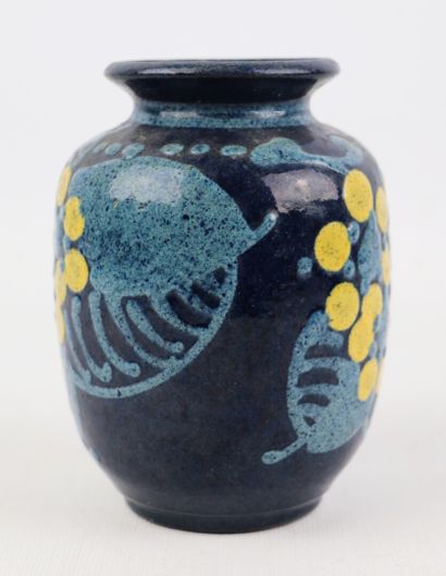 null Vase en grès à décor floral stylisé en bleu et jaune sur fond bleu.

Cachet...