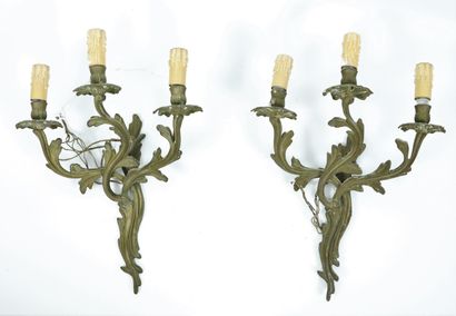 null Paire d'appliques à trois lumières en bronze.

Style Louis XV.

H_47 cm L_32.5...