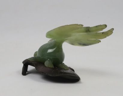null CHINE.

Poisson en jade vert veiné, reposant sur son socle en bois.

XXème siècle.

H_7.3...