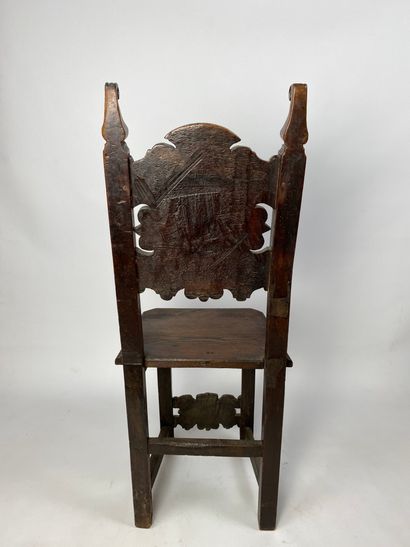 null Chaise de style Renaissance en chêne teinté, sculpté à décor de fleurs dans...
