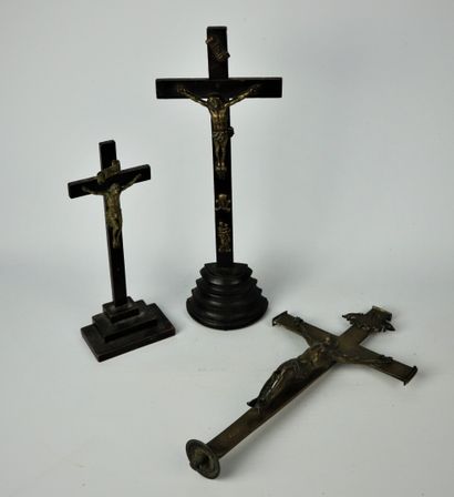 null Ensemble de trois crucifix, l'un en bronze, manque la base, les deux autres...