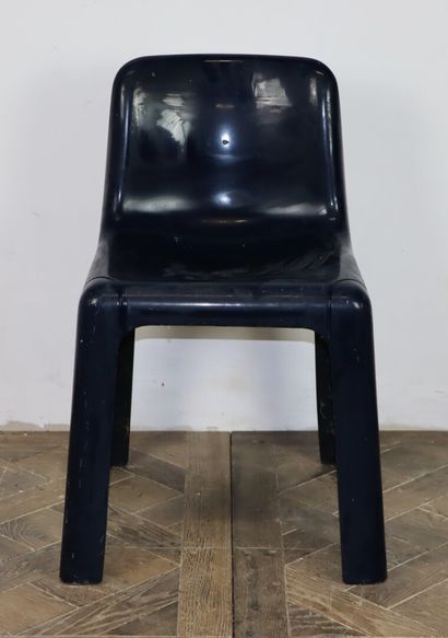 null Travail des années 1960-70.

Chaise d'enfant en matière plastique bleue.

H_72...