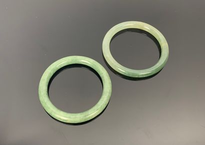 null CHINE.

Paire de bracelets joncs en jade vert à légères inclusions, l'un partiellement...