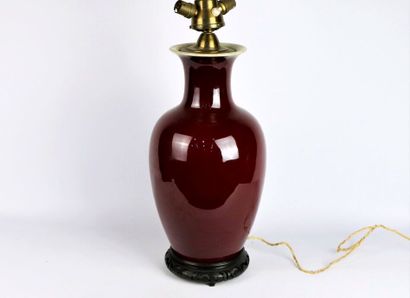 null CHINE.

Vase en porcelaine émaillée sang-de-boeuf.

H_37,5 cm, monté à l'électricité,...