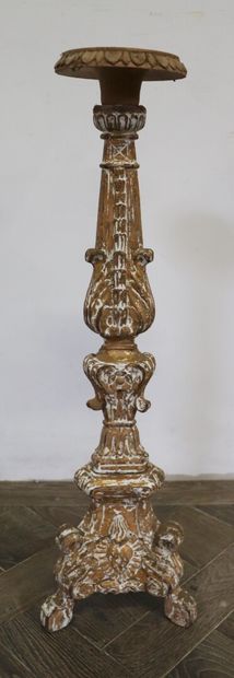 null Deux pique-cierges en bois sculpté, l'un doré, l'autre redoré.

XVIIIème siècle.

H_82...