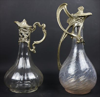 null Deux aiguières couvertes en verre et métal, à décor naturaliste.

Vers 1900.

H_33,5...