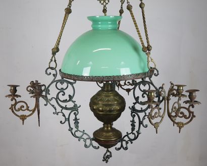 null Important lustre en laiton et opaline verte.

Fin du XIXème siècle.

H_143 cm...