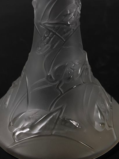 null LALIQUE France.

Vase en cristal moulé à décors de sauterelles.

H_ 11.2 cm