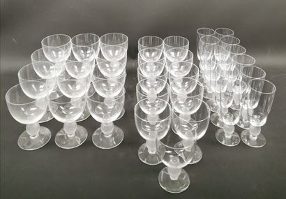 null LALIQUE France, modèle Langeais.

 Service de verres en cristal comprenant :...