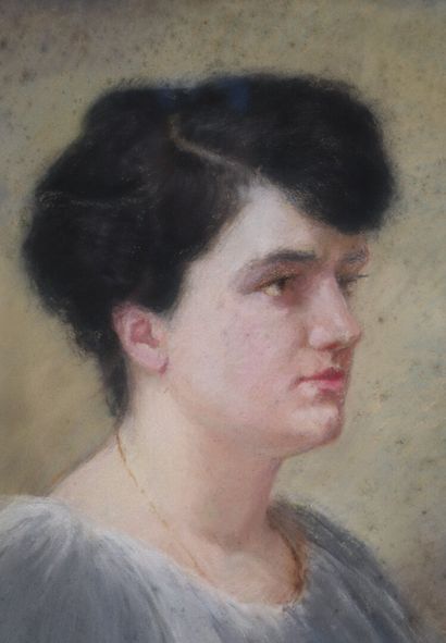 null Ecole française vers 1900, monogrammée NB.

Portrait de femme.

Pastel sur papier.

H_45...