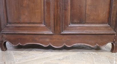 null Armoire en chêne mouluré et sculpté, ouvrant a deux portes et deux tiroirs intérieurs.

XVIIIème...