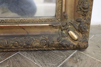 null Miroir en bois et stuc doré.

Epoque Restauration.

H_99,5 cm L_75,5 cm