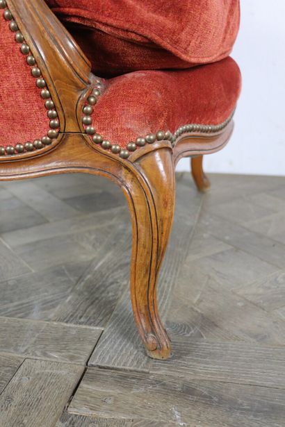 null Paire de confortables bergères en hêtre mouluré et sculpté.

Style Louis XV.

Garniture...