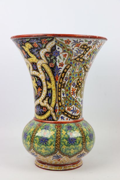 null NEVERS, Antoine MONTAGNON.

Vase en faïence à décor polychrome dans le style...